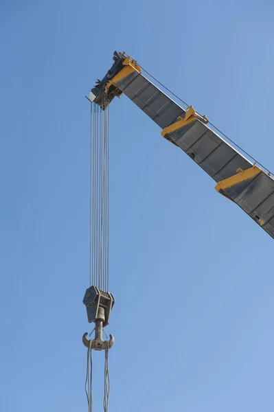 Large crane jib against blue sky background — Stock Photo, Image