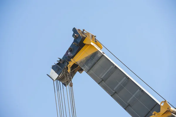 Large crane jib against blue sky background — Stock Photo, Image
