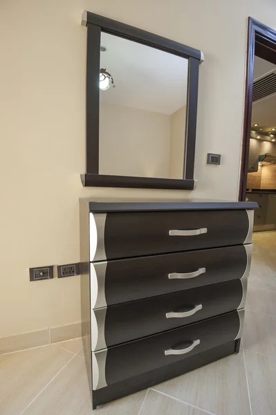 Cassetti e specchio in un appartamento — Foto Stock
