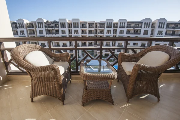 Stoelen en tafel op balkon — Stockfoto