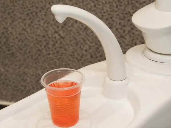 Šálek ústní vodu pít v zubní chirurgii — Stock fotografie