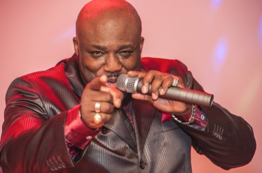 siyah Afrika erkek şarkı canlı