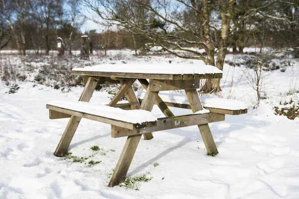 Hóval borított piknik pad — Stock Fotó