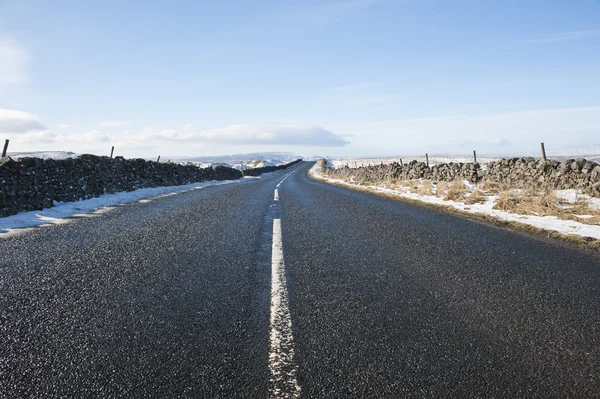Estrada rural através da cena rural de inverno — Fotografia de Stock