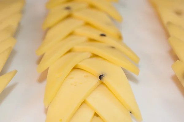 Primer plano de rebanadas de queso en un plato —  Fotos de Stock