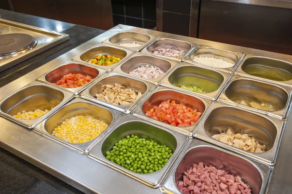 Selectie van salade items aan een buffet zelf samenstellen — Stockfoto