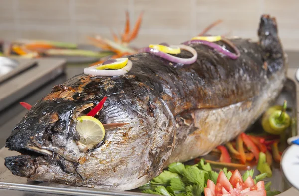 뷔페에서 완전히 구운된 생선 — 스톡 사진