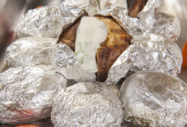 Patatas al horno en papel de aluminio en un buffet —  Fotos de Stock