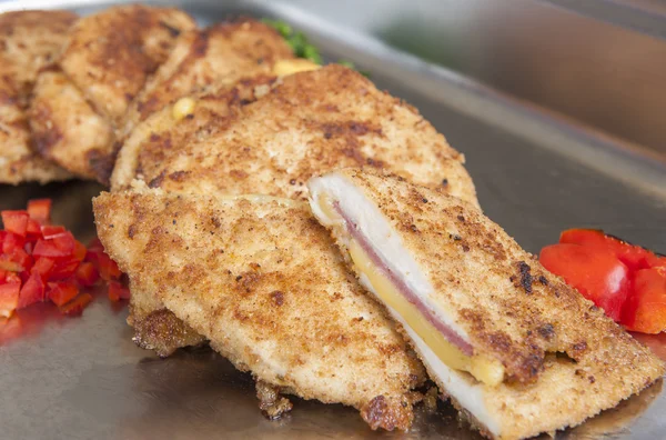 Poulet cordon bleu dans un restaurant buffet — Photo