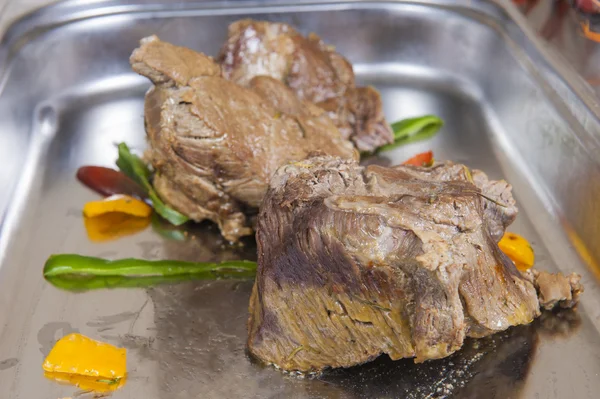 Biftek üstünde göstermek Restoran açık büfe — Stok fotoğraf
