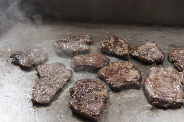 Rundvlees steaks koken op graill bij restaurant buffet — Stockfoto