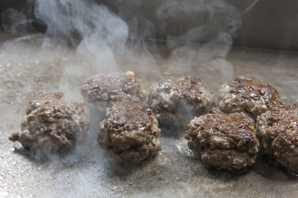 在自助餐厅在烤架上烹饪的牛肉肉丸子 — 图库照片