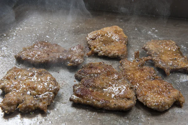 Hühnerschnitzel Panne Kochen auf Grill in Restaurant — Stockfoto