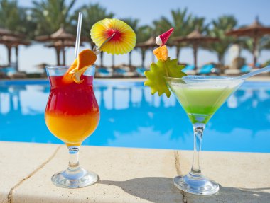 Bir yüzme havuzu tarafından kokteyli içki