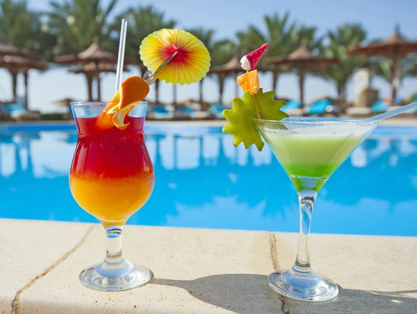 Bebidas de cóctel junto a una piscina — Foto de Stock