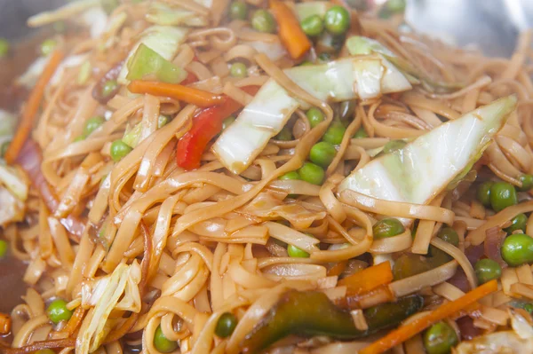 Zeleninové chow mein jídlo v bufetu — Stock fotografie