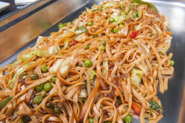 Zeleninové chow mein jídlo v bufetu — Stock fotografie
