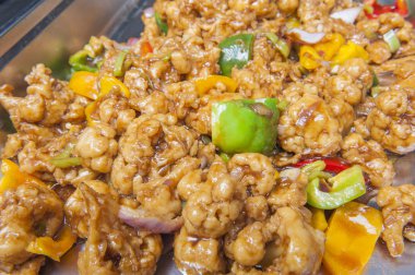 Bir Çin restoranı açık büfe börülce soslu karnabahar