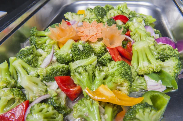 Gemüse an einem chinesischen Restaurantbuffet anbraten — Stockfoto