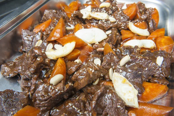 Comida coreana de estofado de carne en un restaurante chino buffet —  Fotos de Stock