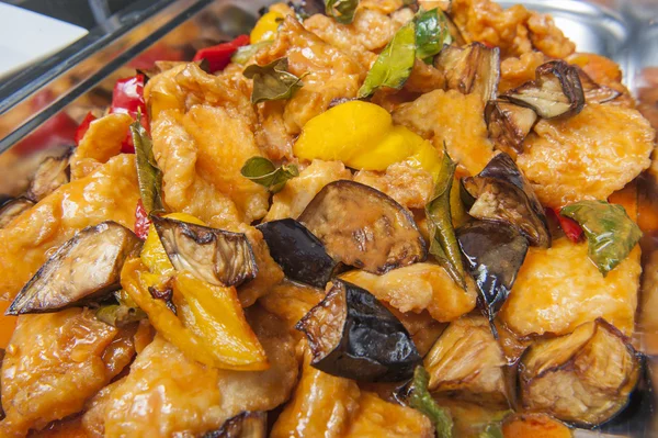 Comida tailandesa de pescado al curry en un restaurante chino buffet —  Fotos de Stock
