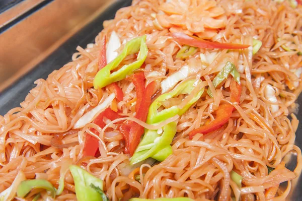 Mescolare tagliatelle di verdure fritte in un ristorante cinese — Foto Stock