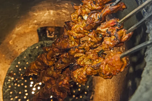 Kebabs de frango cozinhar em um forno tandoori — Fotografia de Stock