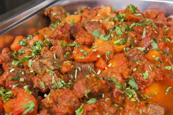 Curry de vindaloo de ternera en un restaurante indio buffet —  Fotos de Stock