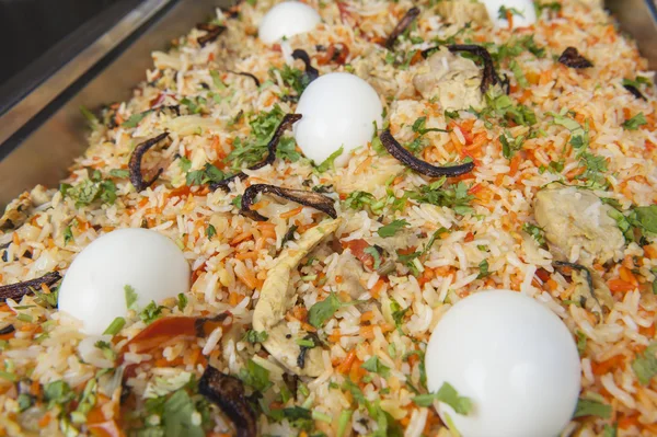 Курица бирьяни с яйцами в индийском ресторане — стоковое фото