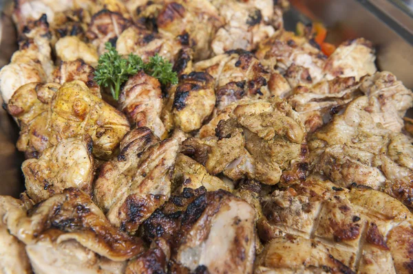 Pollo a la parrilla en un restaurante buffet oriental — Foto de Stock