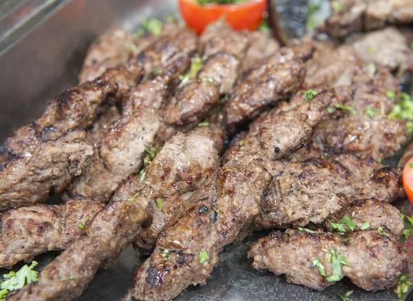 Gegrilde kofta vlees op een Oosters restaurant buffet — Stockfoto