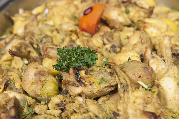 Pollo marocchino a buffet in un ristorante orientale — Foto Stock
