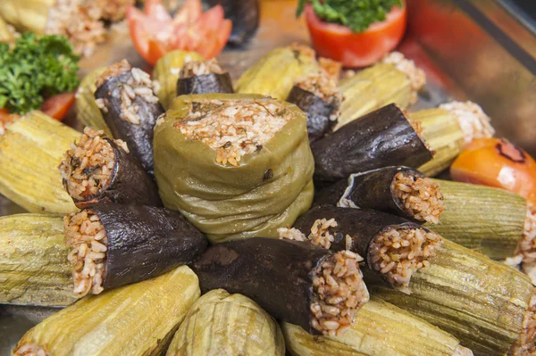 Dolma fyldte grøntsager på en orientalsk restaurant buffet - Stock-foto