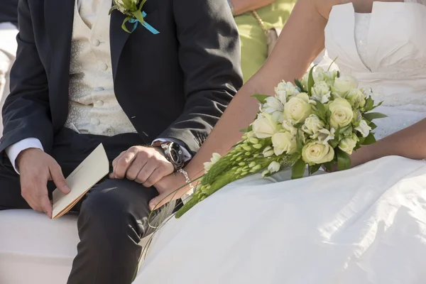 Novia y novio en una ceremonia de boda — Foto de Stock