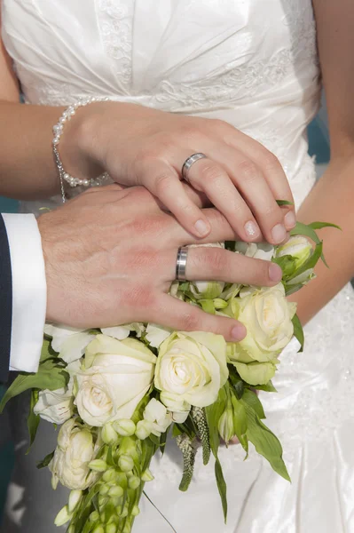 Novia y novio manos mostrando anillos — Foto de Stock