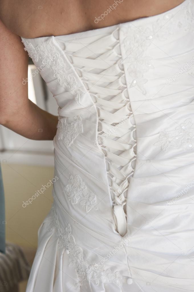 la parte posterior de un vestido de novia de novias — foto de stock