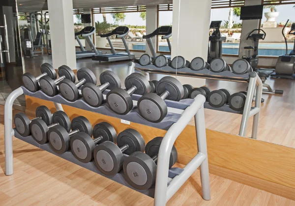 Rack med vikter i ett gym — Stockfoto