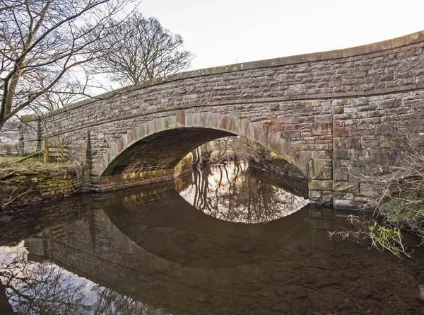 Stary kamienny most nad strumieniem — Zdjęcie stockowe