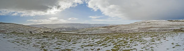 Engels platteland besneeuwde winterlandschap — Stockfoto