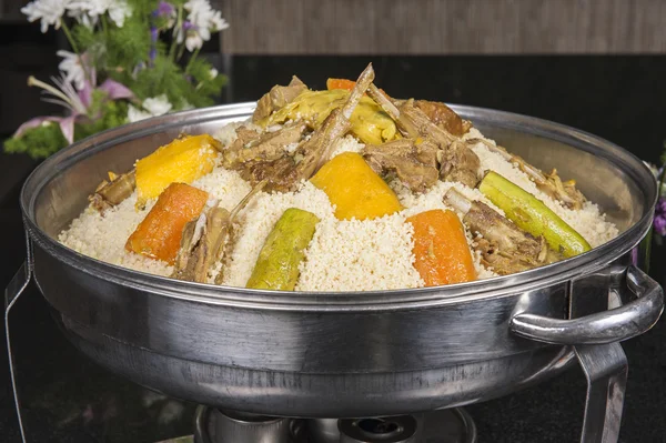 Carne de cordero en cuscús en un restaurante oriental — Foto de Stock