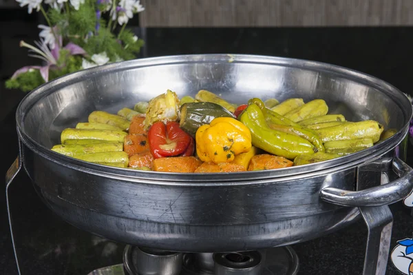 Legumes refogados em um buffet de restaurante oriental — Fotografia de Stock