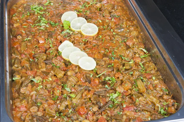 Okra e ragù di pomodoro in un ristorante egiziano a buffet — Foto Stock