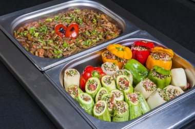Dolmalar sebze doldurulmuş bir oryantal Restoran büfedeki