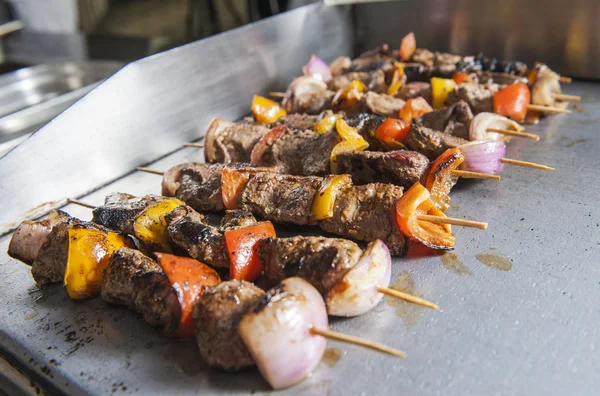 Shish Kebab en un restaurante egipcio oriental buffet — Foto de Stock