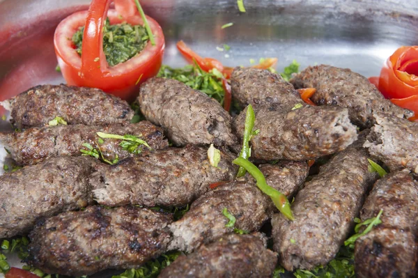 Carne de kofta grelhada num buffet de restaurante oriental — Fotografia de Stock