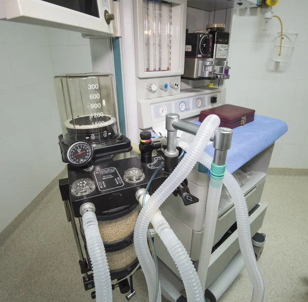 Máquina de ventilación en el quirófano del hospital Imágenes de stock libres de derechos