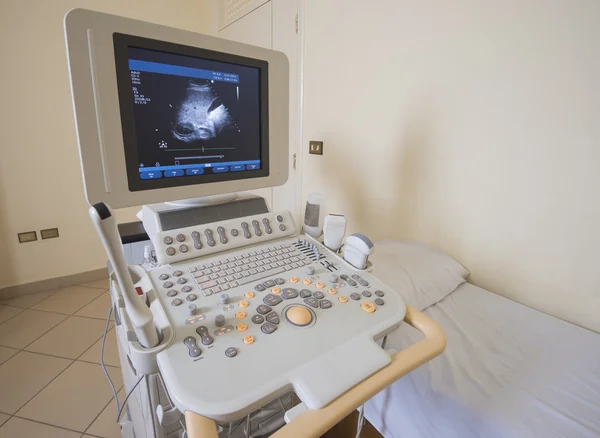 Cama de examen y escáner de ultrasonido —  Fotos de Stock