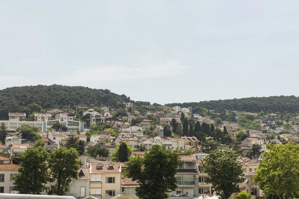 Rural coastal hillside with luxury housing — ストック写真