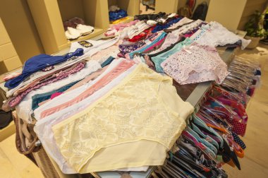 Elbise dükkanı sergilenen iç çamaşırı