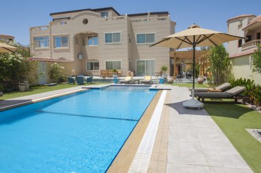 Yüzme havuzlu lüks villa